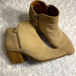 Frye & Co suede ankle booties- size 6